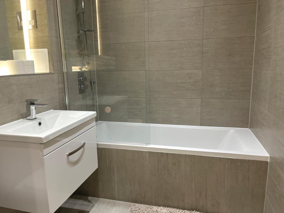 Lovely 2 Double Bedroom Flat With Free Parking - At The Atrium Mk Milton Keynes Eksteriør bilde