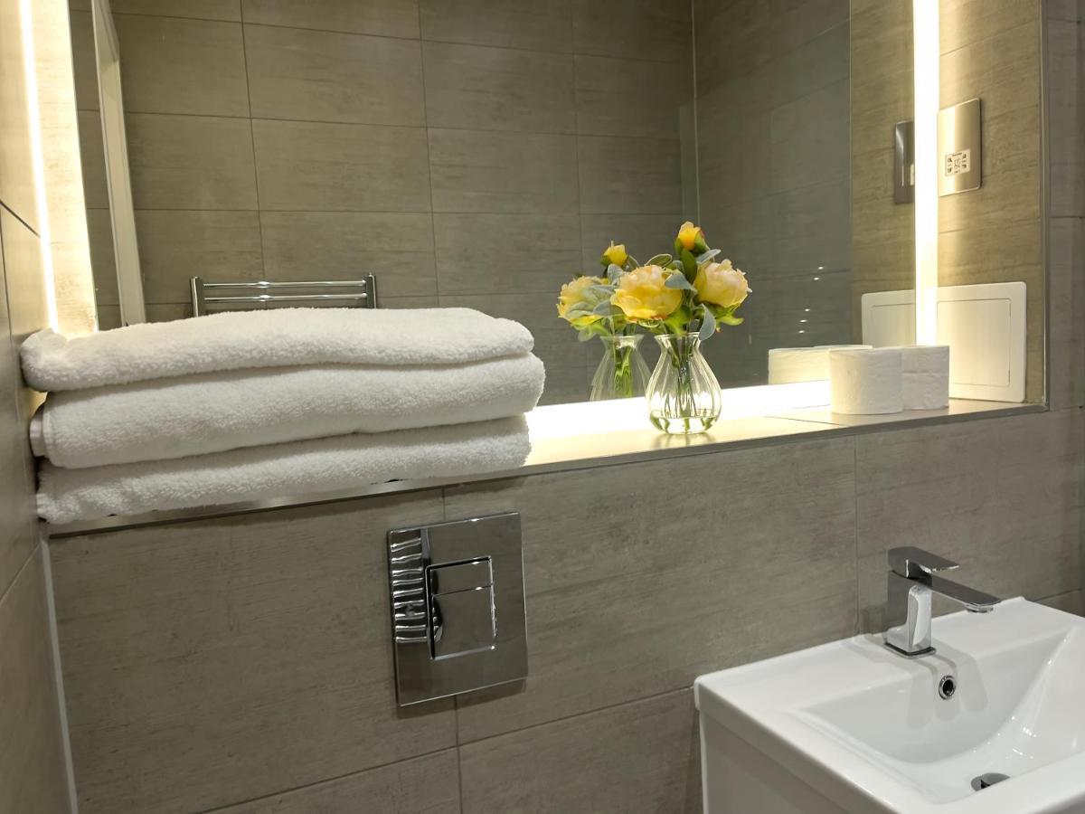Lovely 2 Double Bedroom Flat With Free Parking - At The Atrium Mk Milton Keynes Eksteriør bilde